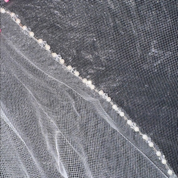 Elegant White Bridal Veil with Pearl Accents - Picture 2 of 4